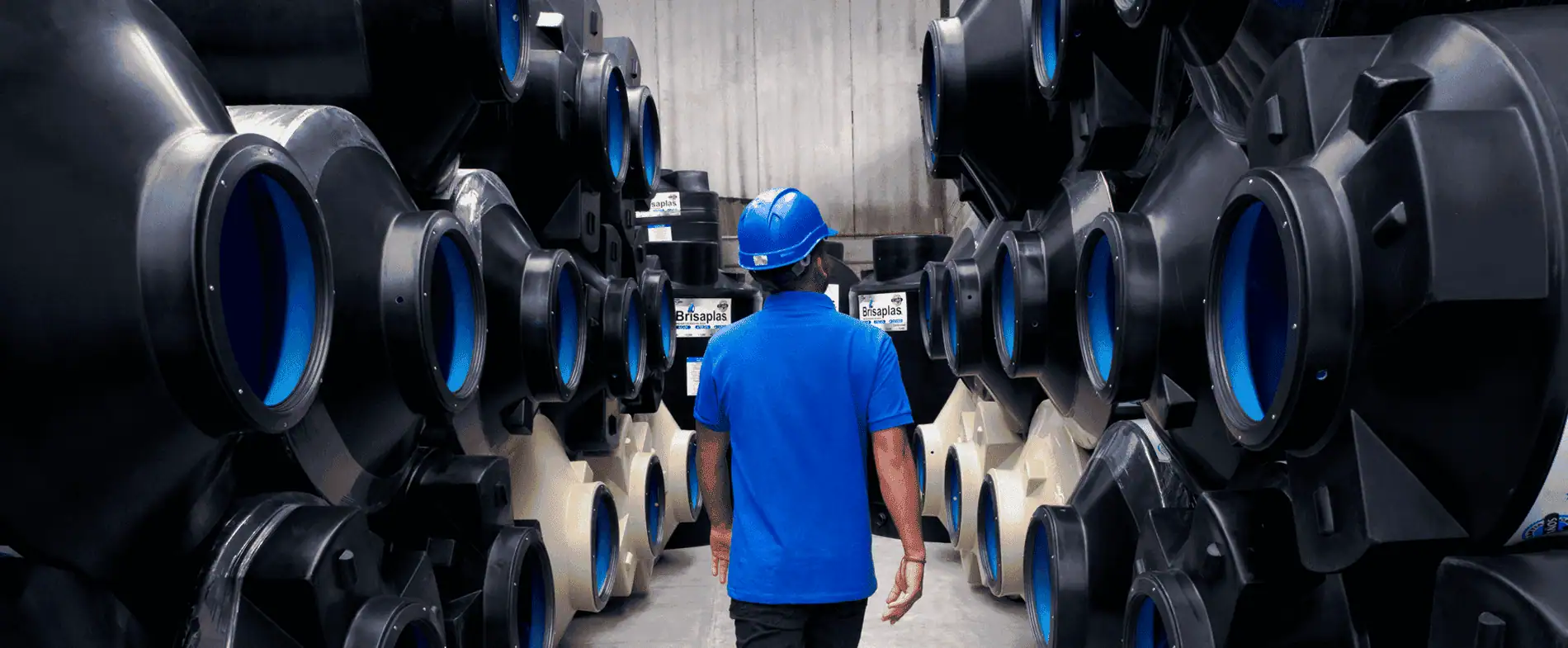 Planta de fabricación Brisaplas — tinacos almacenados en fábrica